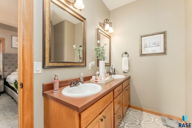 8111 S Seven Oaks Dr Drive, Sioux Falls, SD 57108