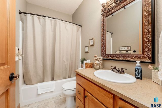 8111 S Seven Oaks Dr Drive, Sioux Falls, SD 57108