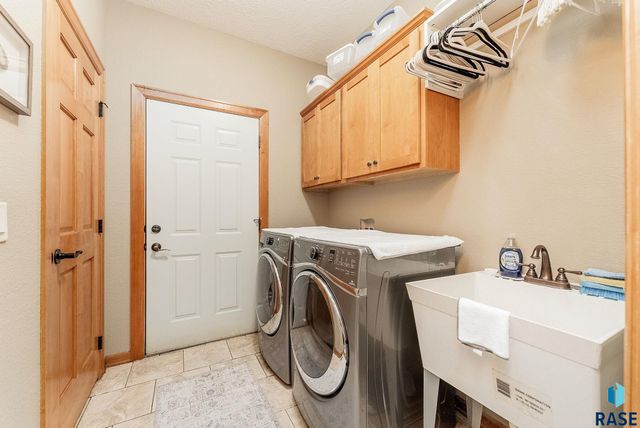 8111 S Seven Oaks Dr Drive, Sioux Falls, SD 57108