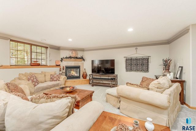 8111 S Seven Oaks Dr Drive, Sioux Falls, SD 57108