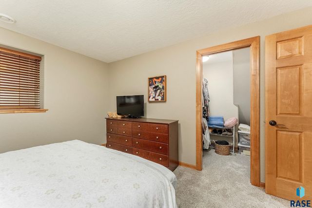 8111 S Seven Oaks Dr Drive, Sioux Falls, SD 57108