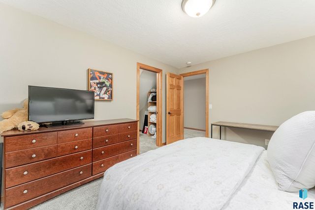 8111 S Seven Oaks Dr Drive, Sioux Falls, SD 57108