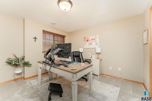 8111 S Seven Oaks Dr Drive, Sioux Falls, SD 57108