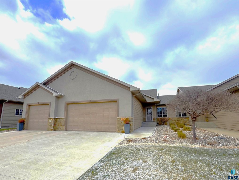 8111 S Seven Oaks Dr Drive, Sioux Falls, SD 57108