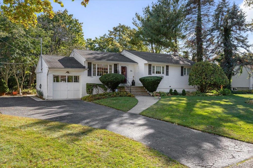 2 Flower Hill Lane, Bay Shore, NY 11706