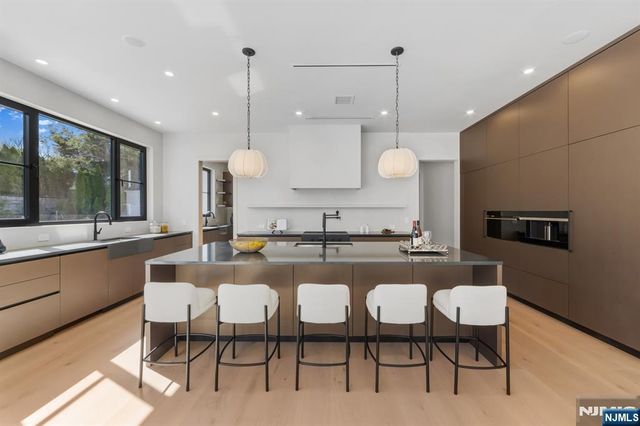 2 Maple Street, Englewood Cliffs, NJ 07632