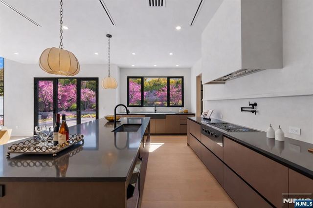 2 Maple Street, Englewood Cliffs, NJ 07632