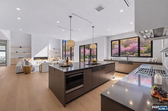 2 Maple Street, Englewood Cliffs, NJ 07632