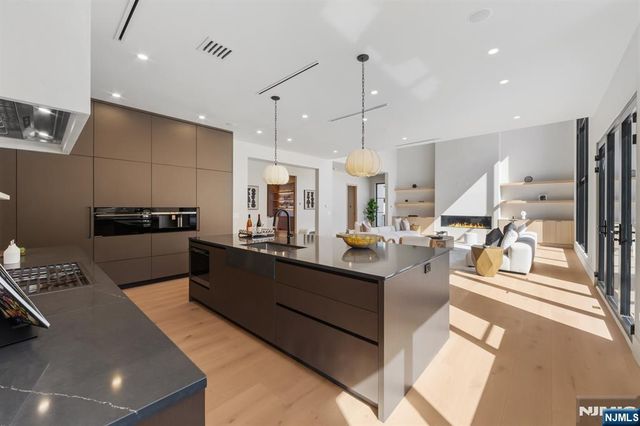 2 Maple Street, Englewood Cliffs, NJ 07632