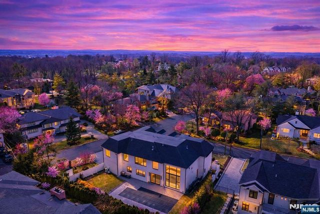 2 Maple Street, Englewood Cliffs, NJ 07632