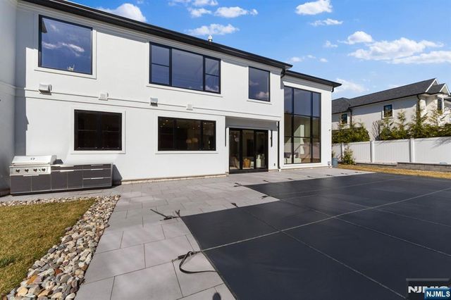 2 Maple Street, Englewood Cliffs, NJ 07632