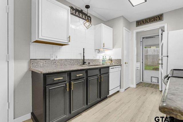 1107 Woodlands Park, Lindale, TX 75771