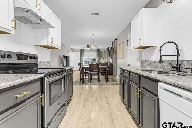 1107 Woodlands Park, Lindale, TX 75771