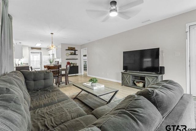 1107 Woodlands Park, Lindale, TX 75771