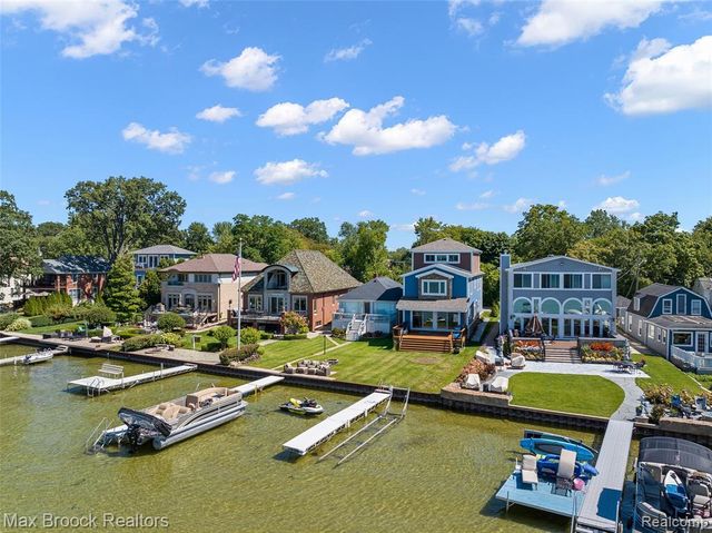 2022 Willow Beach Street, Keego Harbor, MI 48320