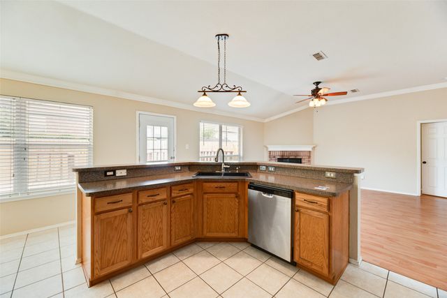 1913 Wahoo Drive, Mansfield, TX 76063
