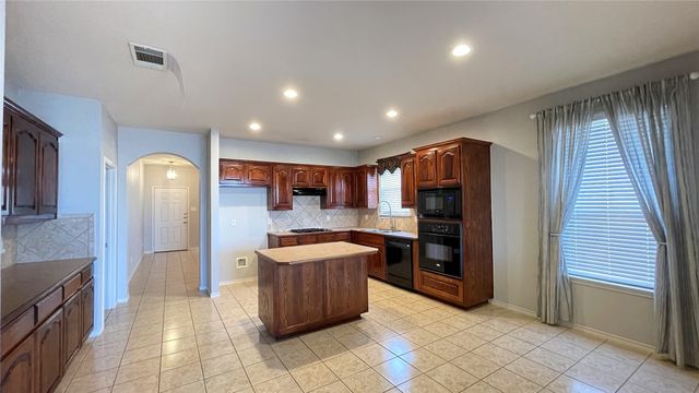 7811 Corona Court, Arlington, TX 76002