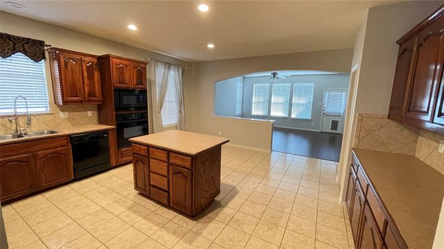 7811 Corona Court, Arlington, TX 76002