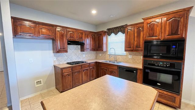 7811 Corona Court, Arlington, TX 76002