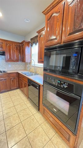 7811 Corona Court, Arlington, TX 76002