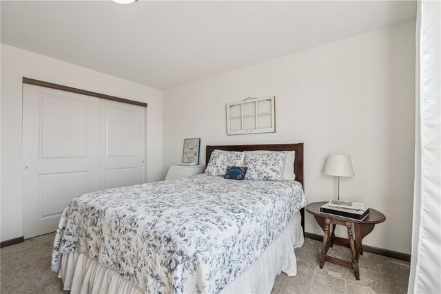 6903 Underwood Ave SW, Cedar Rapids, IA 52404