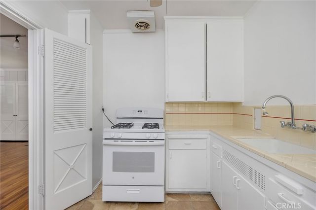 10372 Ashton Avenue, Los Angeles, CA 90024