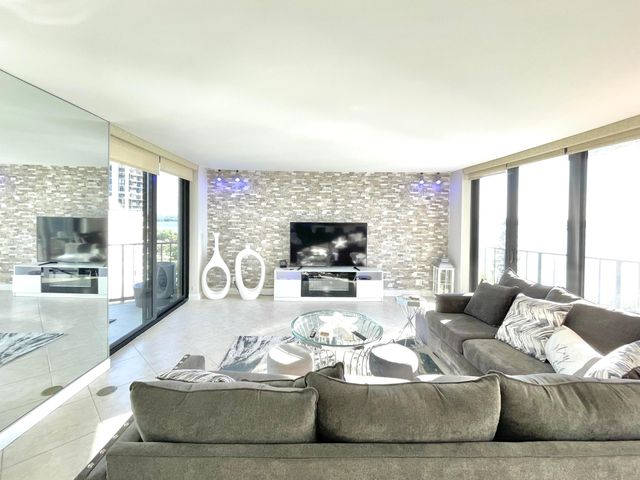5420 N Ocean Drive 906, Singer Island, FL 33404