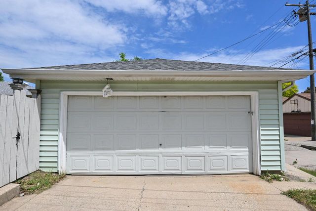 4300 N 73rd STREET, Milwaukee, WI 53216
