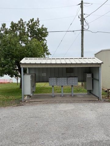 124 Fourth Ave, Onalaska, TX 77360
