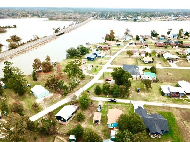 124 Fourth Ave, Onalaska, TX 77360