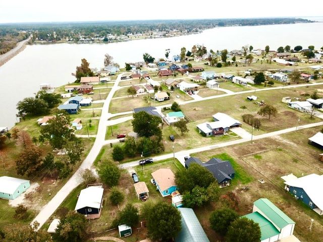 124 Fourth Ave, Onalaska, TX 77360