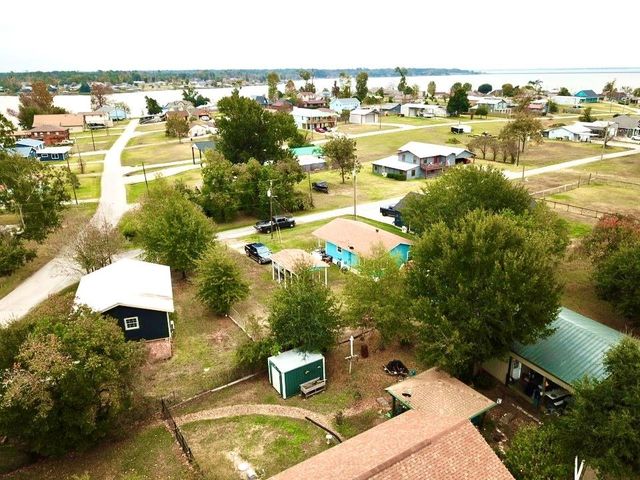 124 Fourth Ave, Onalaska, TX 77360