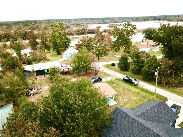 124 Fourth Ave, Onalaska, TX 77360