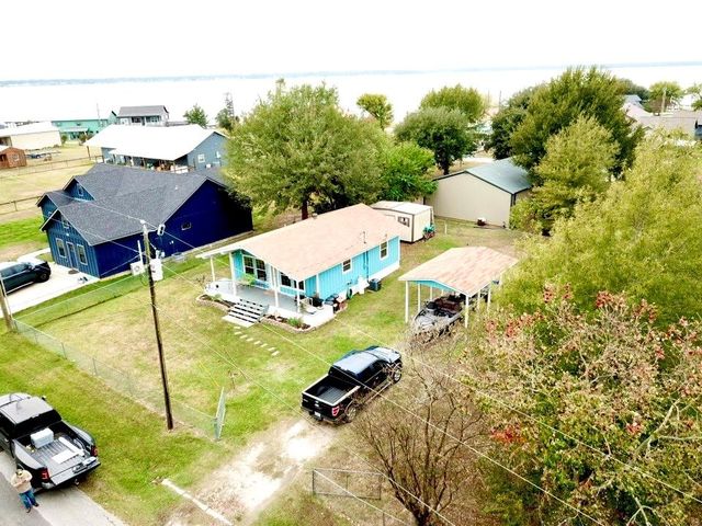 124 Fourth Ave, Onalaska, TX 77360