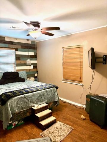 124 Fourth Ave, Onalaska, TX 77360