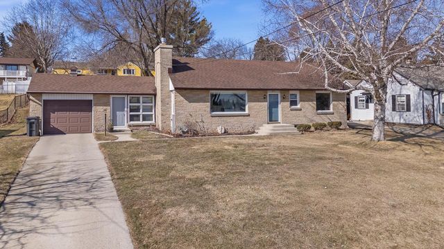 337 Lake DRIVE, Random Lake, WI 53075