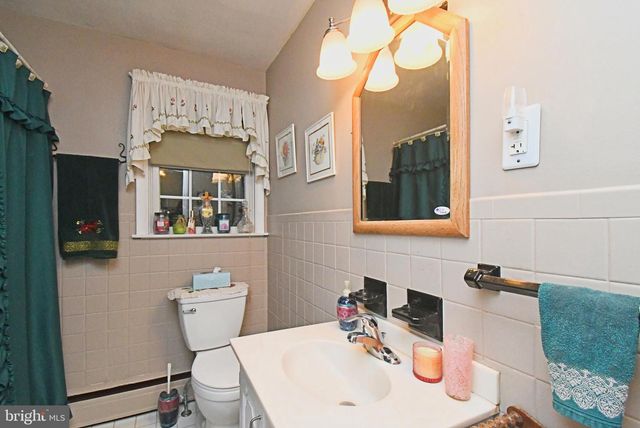 238 W SCHWENKMILL RD, Perkasie, PA 18944