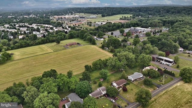 238 W SCHWENKMILL RD, Perkasie, PA 18944