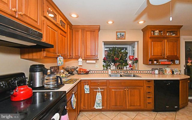 238 W SCHWENKMILL RD, Perkasie, PA 18944
