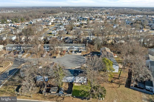 12 HERON CT, Newark, DE 19702