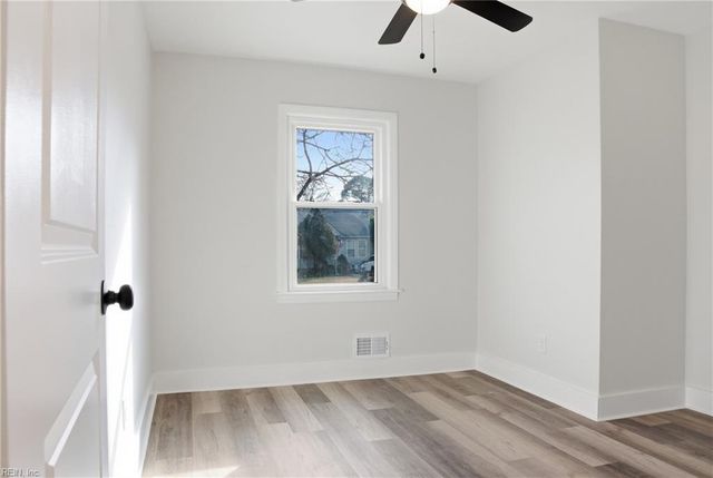 2 Park Manor RD, Portsmouth, VA 23701