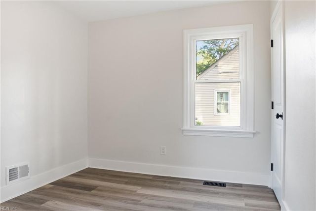 2 Park Manor RD, Portsmouth, VA 23701