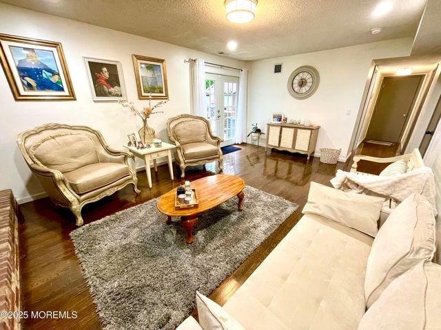 5 Blackfoot Court, Toms River, NJ 08753