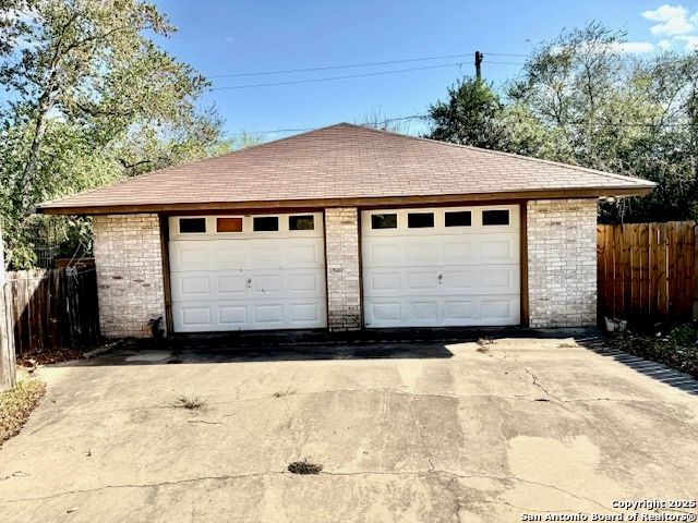 16 Encino Loma, Beeville, TX 78102