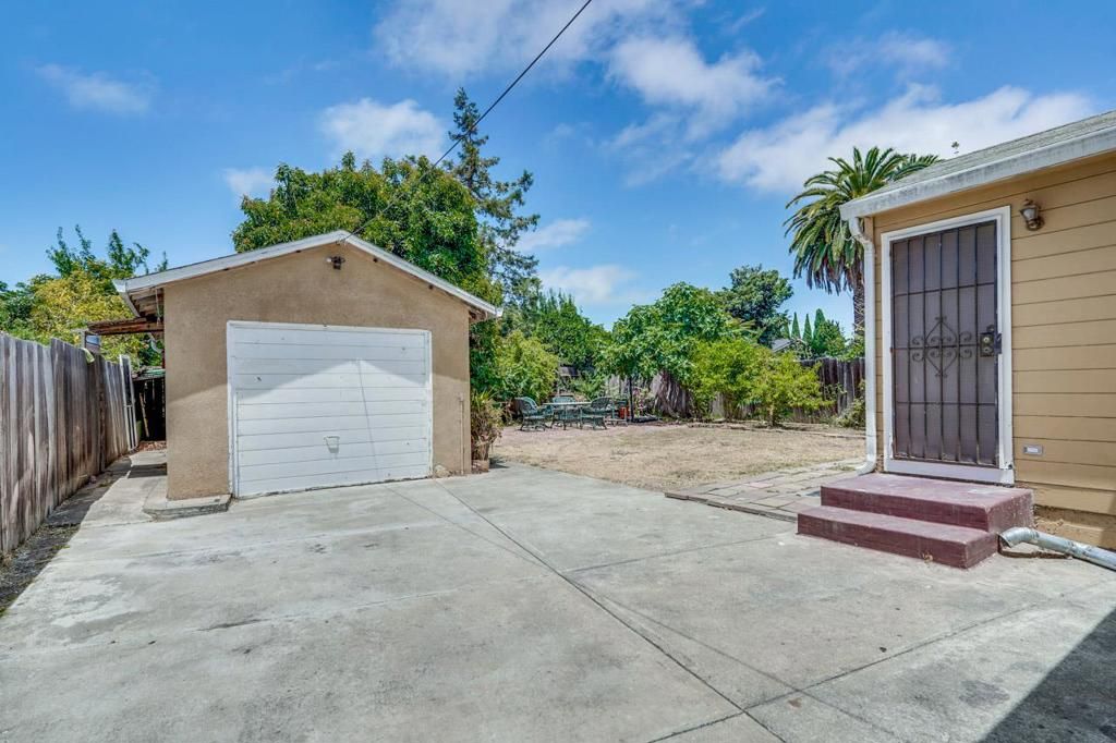 Image 44 of property listing at 1311 Windermere Avenue, Menlo Park, CA 94025