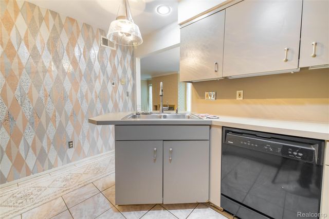 8063 Colony Drive 1, Grosse Ile Township, MI 48138