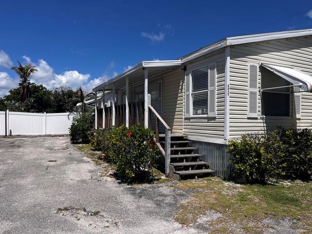 8015 SE Fairchild Way, Hobe Sound, FL 33455