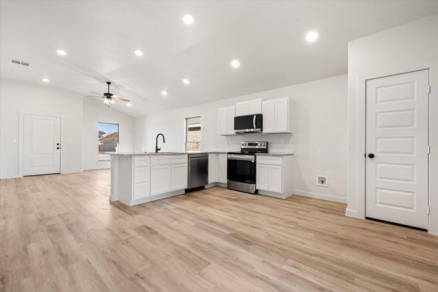 2416 Aberdeen Avenue, Wolfforth, TX 79382