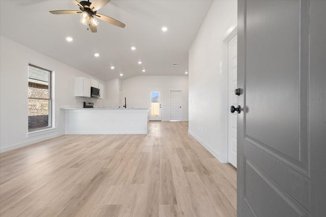 2416 Aberdeen Avenue, Wolfforth, TX 79382