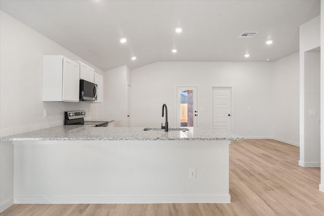 2416 Aberdeen Avenue, Wolfforth, TX 79382